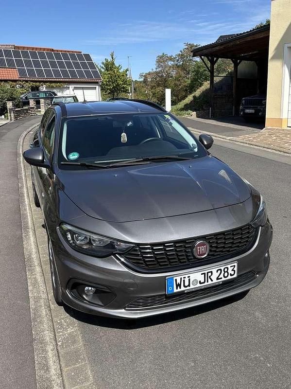 Grau Gebraucht 2017 Fiat Tipo Easy Kombi | 9.990 € (Guter Preis) - Bild 1/4