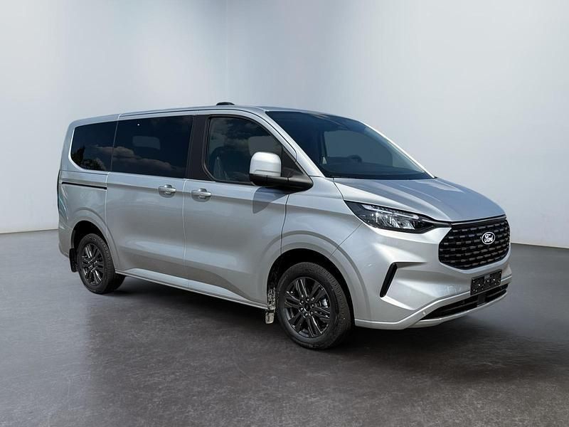 Moondust silver metallic/silber Neu 2025 Ford Tourneo Custom Titanium Van / Kleinbus | 48.900 € (Fairer Preis) - Bild 1/4