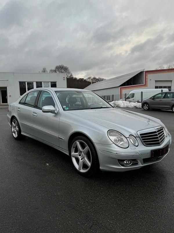 Grau Gebraucht 2007 Mercedes E320 AMG Limousine | 4.700 € (Fairer Preis) - Bild 1/4