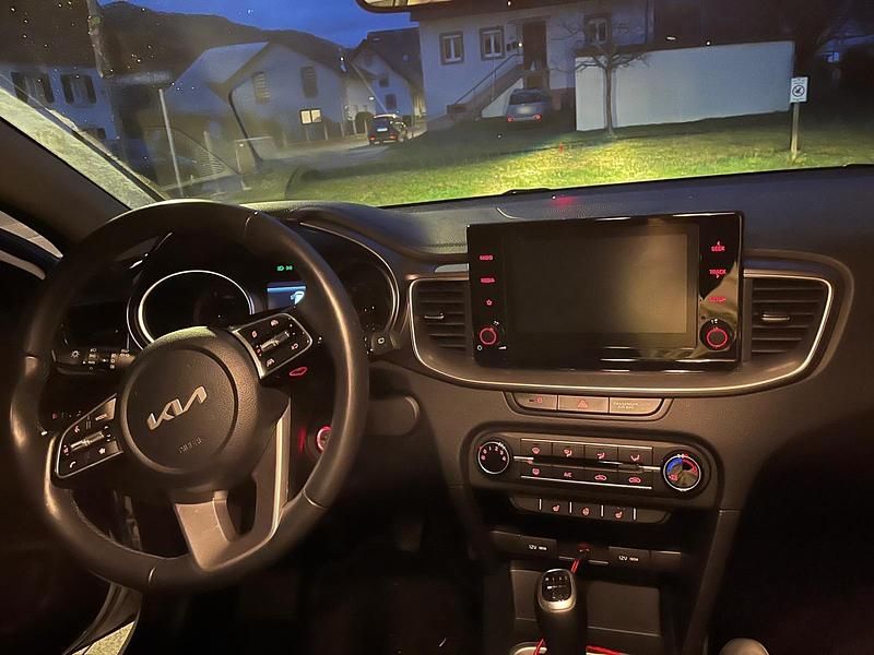 Gebraucht Kia Ceed 100 PS (73 kW) 2022 Weiß Kleinwagen