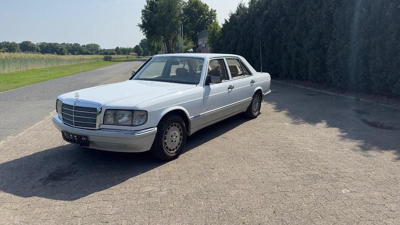 Weiß Gebraucht 1991 Mercedes 260 Limousine | 10.250 € - Bild 1/4