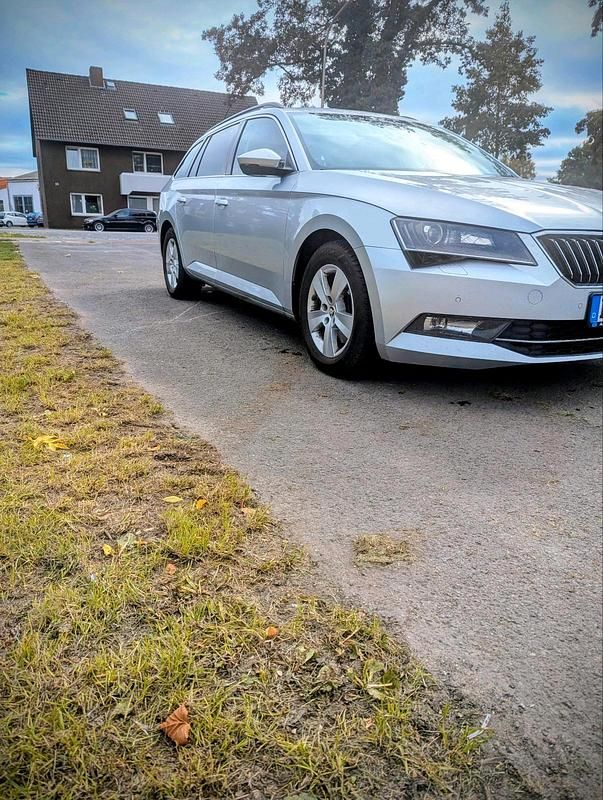Silber Gebraucht 2018 Skoda Superb Kombi | 16.800 € (Fairer Preis) - Bild 1/4