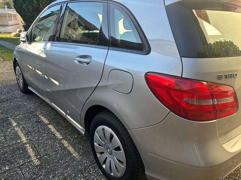 Gebraucht Mercedes B180 122 PS (89 kW) 2013 Silber Van / Kleinbus
