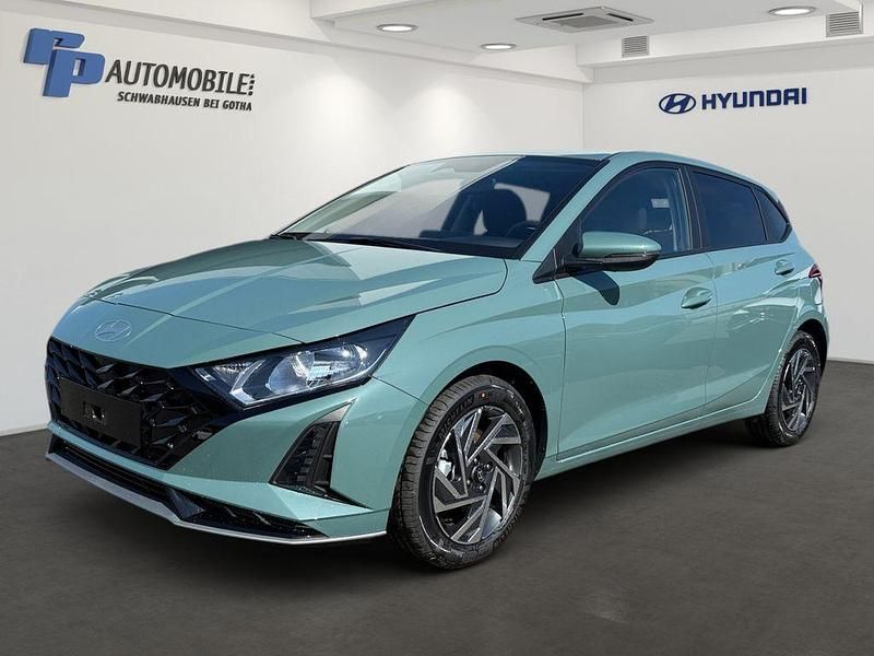 Grün Gebraucht 2024 Hyundai i20 Trend Limousine | 21.990 € (Etwas zu teuer) - Bild 1/4