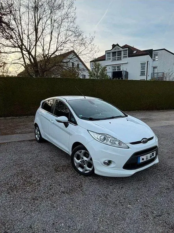 Gebraucht Ford Fiesta Titanium 95 PS (69 kW) 2011 Weiß Kleinwagen