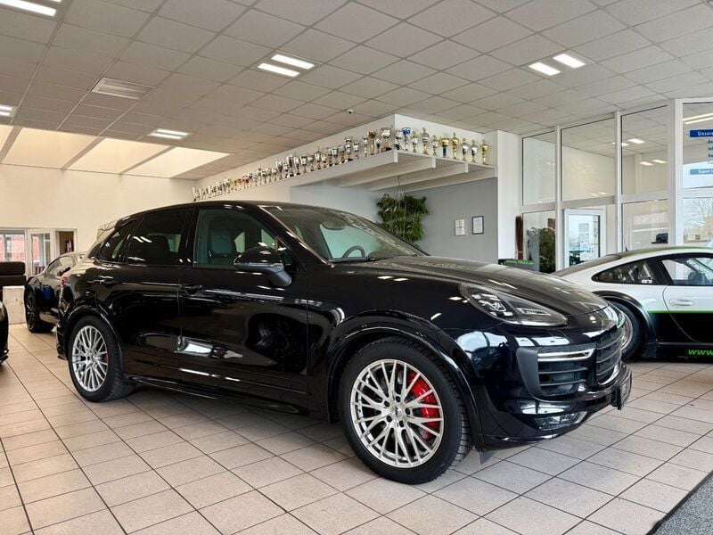 Tiefschwarz Gebraucht 2016 Porsche Cayenne GTS SUV | 53.850 € (Teuer) - Bild 1/4