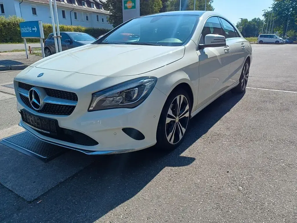 Gebraucht Mercedes CLA180 122 PS (89 kW) 2016 Calcitweiss  unilack Coupé