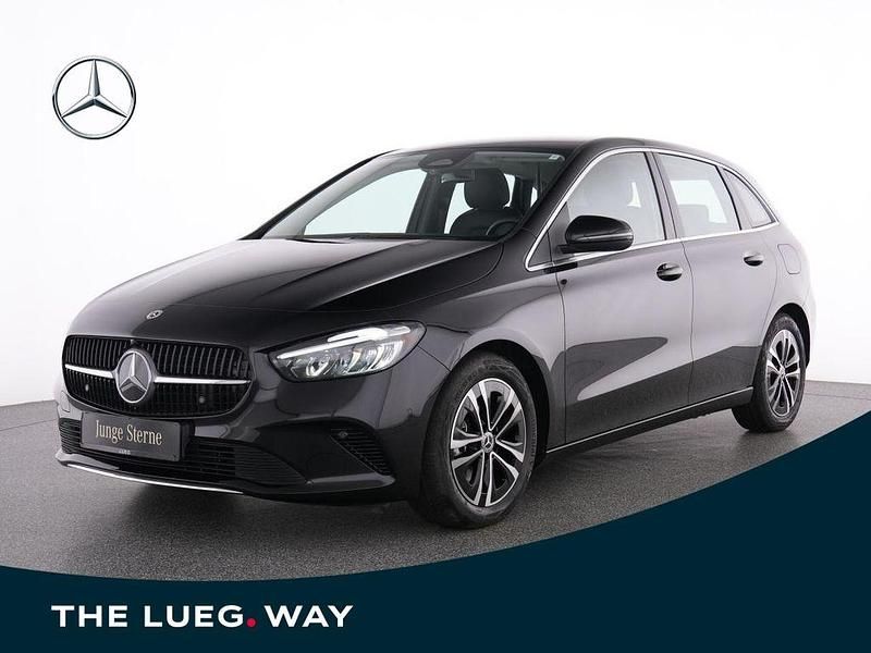 Schwarz metalliclack kosmossch Gebraucht 2024 Mercedes B180 Progressive Van / Kleinbus | 30.285 € (Superpreis) - Bild 1/4
