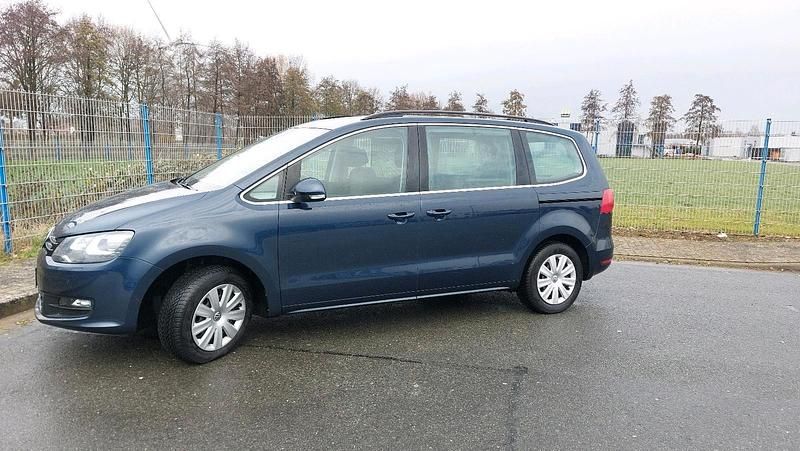 Blau Gebraucht 2015 VW Sharan Comfortline Van / Kleinbus | 11.000 € (Fairer Preis) - Bild 1/4