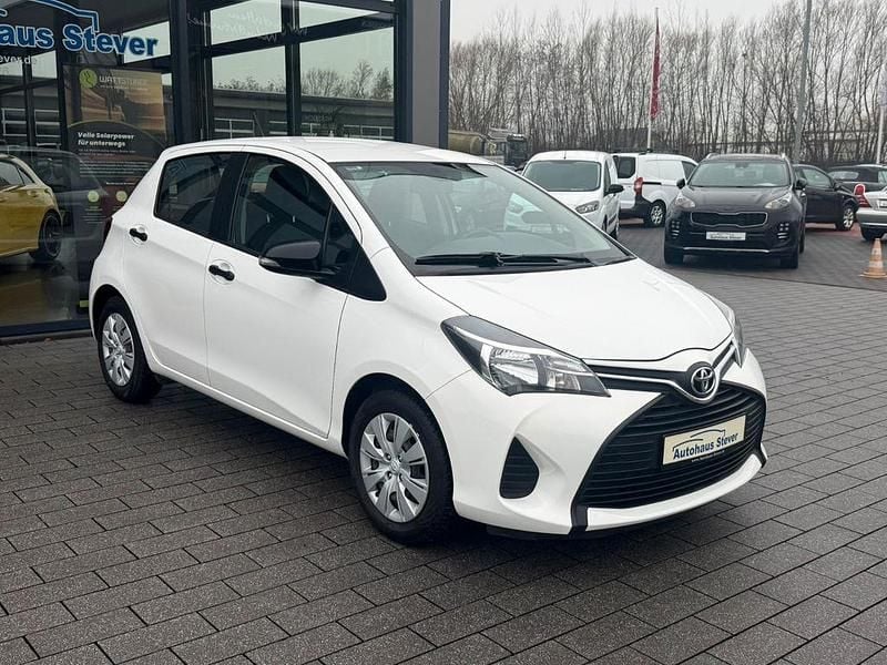 Gebraucht Toyota Yaris Basis 69 PS (50 kW) 2017 Weiß Limousine