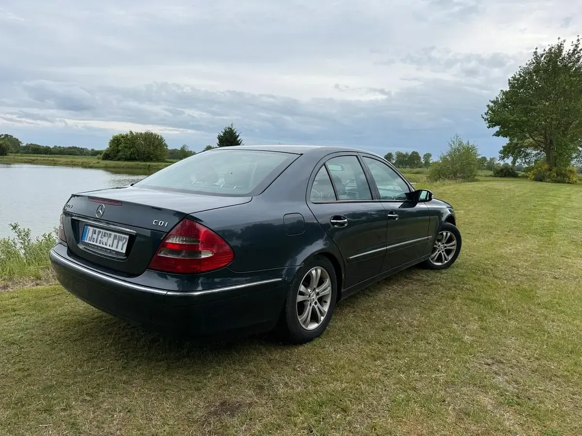 Używany Mercedes E220 150 KM (110 kW) 2002 Czarny Sedan/Limuzyna