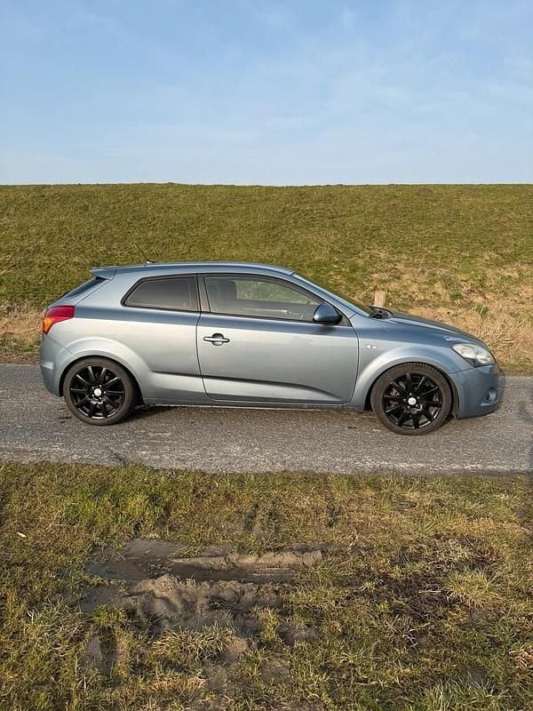 Second-hand Kia Ceed 144 CP (105 kW) 2009 Albastru Hatchback