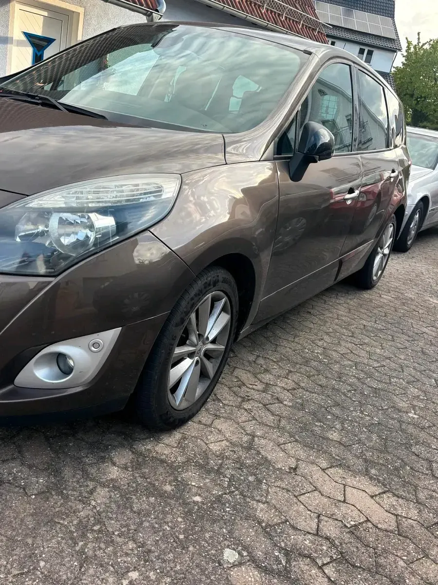 Gebraucht Renault Mégane 131 PS (96 kW) 2011 Braun Van / Kleinbus
