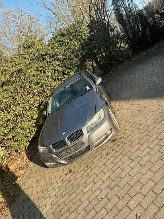 Grau Gebraucht 2008 BMW 320 Kombi | 2.390 € (Superpreis) - Bild 1/4
