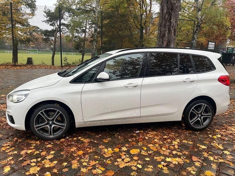 Weiß Gebraucht 2017 BMW 220 Gran Tourer Advantage Van / Kleinbus | 8.999 € (Guter Preis) - Bild 1/4