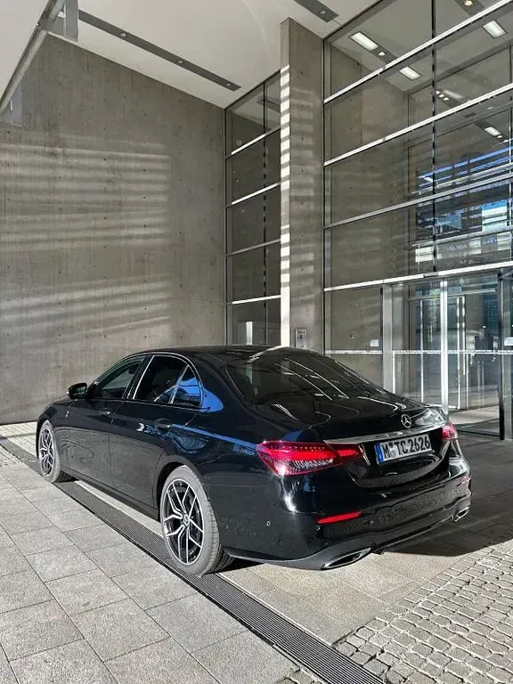 Second-hand Mercedes E220 AMG 194 CP (142 kW) 2022 Negru Berlinǎ