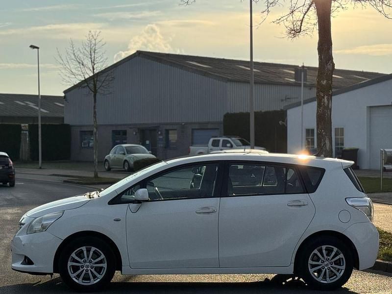 Gebraucht Toyota Verso Edition 132 PS (97 kW) 2011 Weiß Van / Kleinbus