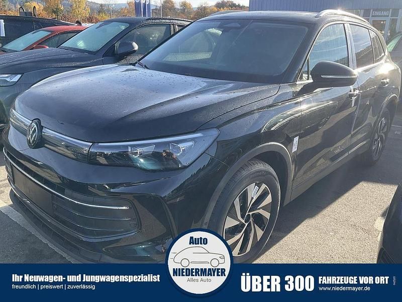 Grenadill schwarz metallic Neu 2025 VW Tiguan Life SUV | 37.995 € (Superpreis) - Bild 1/4
