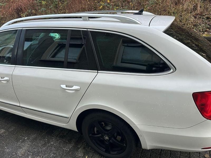 Weiß Gebraucht 2013 Skoda Superb LAURIN & KLEMENT Kombi | 7.100 € (Guter Preis) - Bild 1/4
