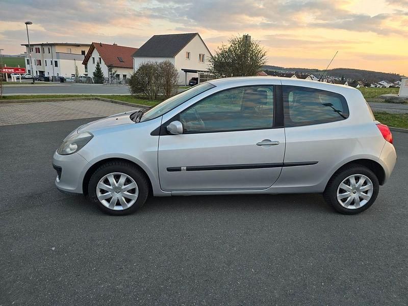 Gebraucht Renault Clio III 88 PS (64 kW) 2006 Silber Kleinwagen