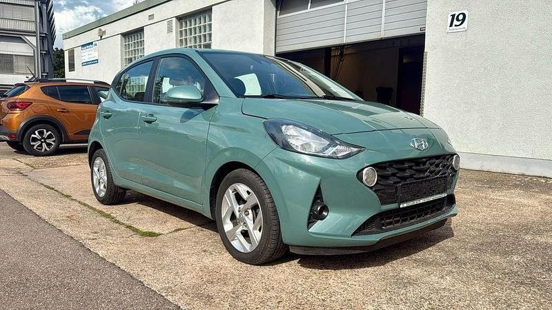 Grün Gebraucht 2021 Hyundai i10 Kleinwagen | 13.890 € (Guter Preis) - Bild 1/4