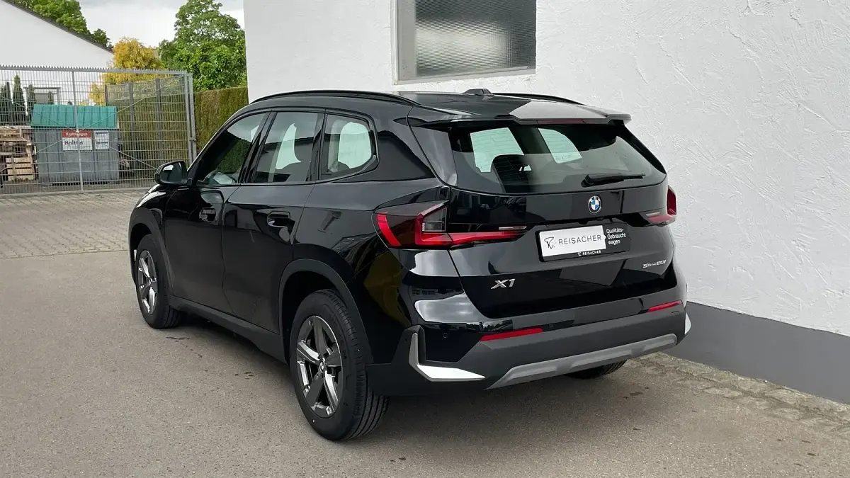 Gebraucht BMW X1 Efficient Dynamics 170 PS (125 kW) 2025 Saphirschwarz metallic SUV