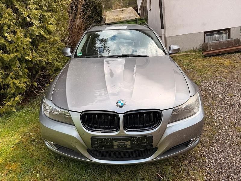 Gebraucht BMW 318 143 PS (105 kW) 2009 Grau Kombi