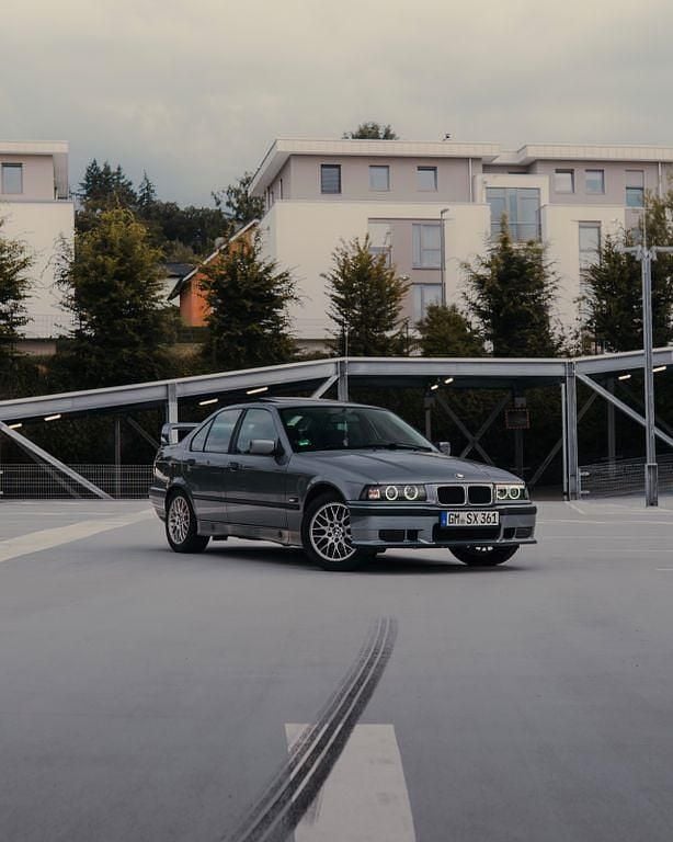 Silber Gebraucht 1995 BMW 318 M Sport Limousine | 3.800 € - Bild 1/4