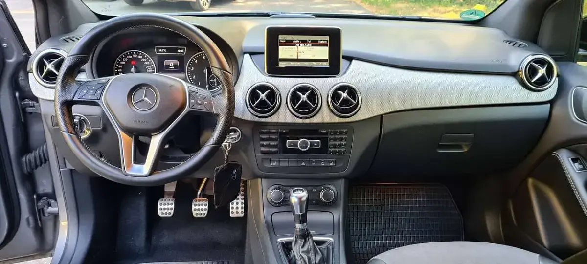 Gebraucht Mercedes B180 122 PS (89 kW) 2014 Grau Kleinwagen