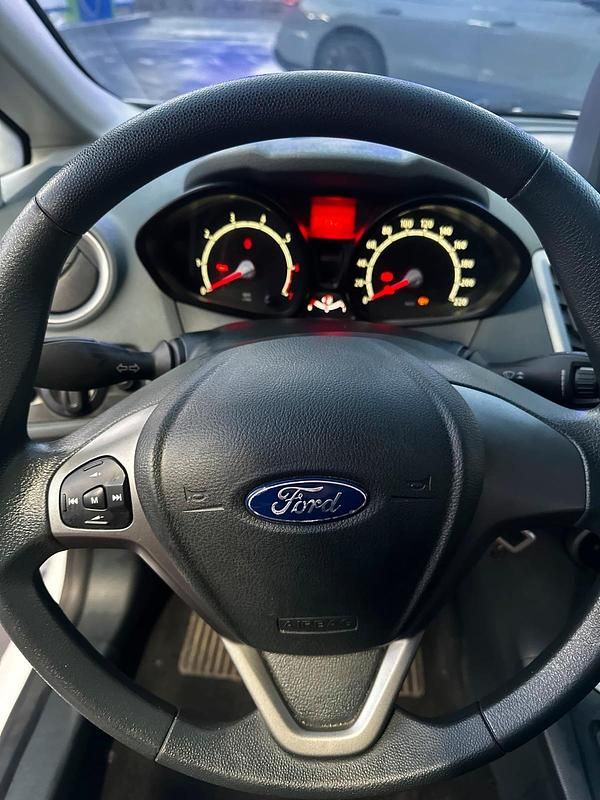 Gebraucht Ford Fiesta 60 PS (44 kW) 2009 Weiß Limousine