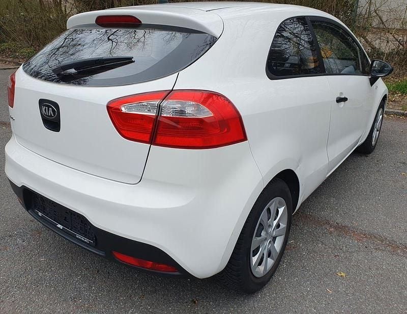 Gebraucht Kia Rio Attract 86 PS (63 kW) 2012 Weiß Limousine
