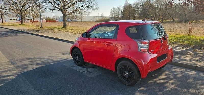Gebraucht Toyota iQ 98 PS (72 kW) 2010 Rot Kleinwagen