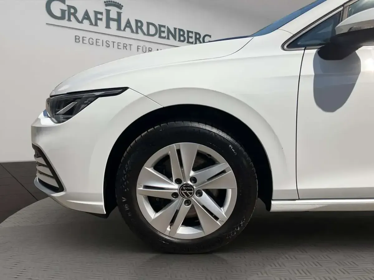 Gebraucht VW Golf VIII Life 150 PS (110 kW) 2023 Weiß Kombi