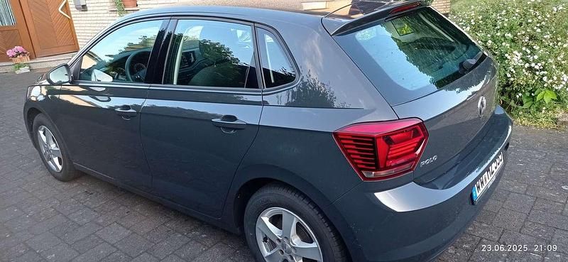 Grau Gebraucht 2018 VW Polo Comfortline Limousine | 7.999 € (Guter Preis) - Bild 1/4