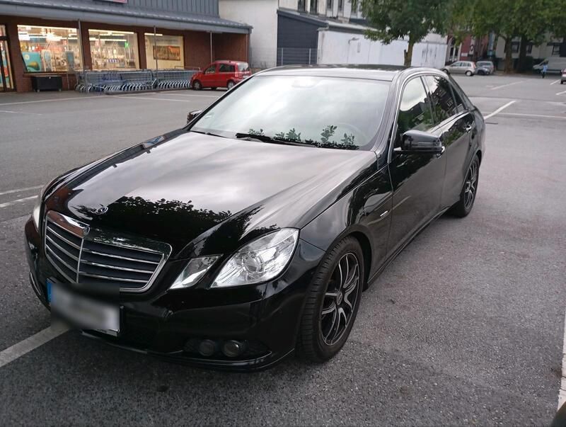 Schwarz Gebraucht 2010 Mercedes E220 Limousine | 6.500 € (Guter Preis) - Bild 1/4