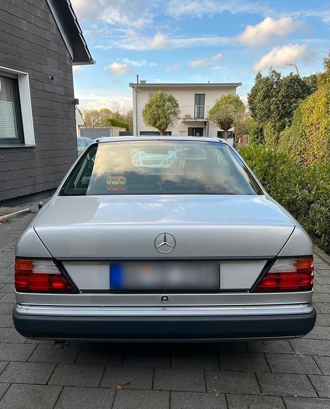 Gebraucht Mercedes 220 150 PS (110 kW) 1993 Silber Coupé