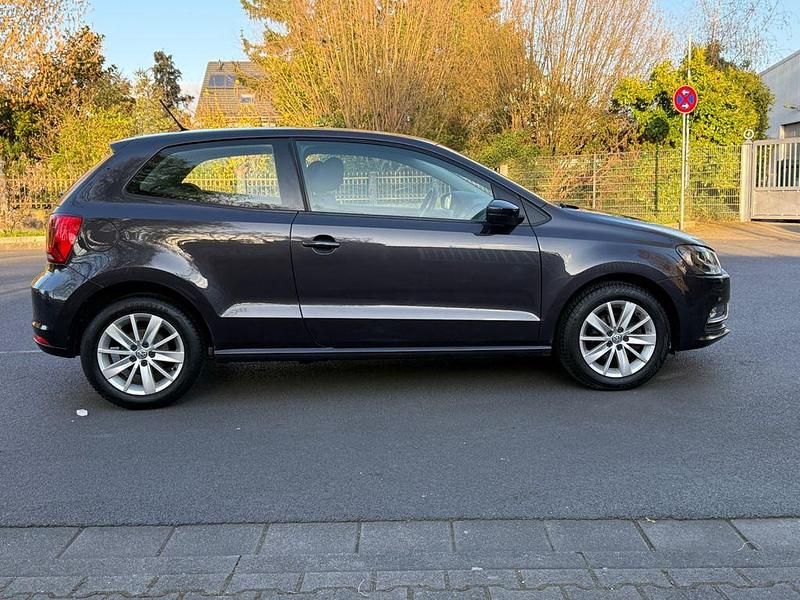 Gebraucht VW Polo Comfortline 60 PS (44 kW) 2016 Kryptongrau metallic Kleinwagen
