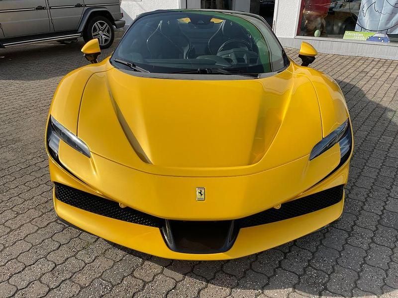 Gebraucht Ferrari SF90 1001 PS (736 kW) 2023 Gelb Cabrio