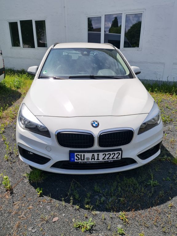 Weiß Gebraucht 2016 BMW 218 Active Tourer Van / Kleinbus | 12.000 € (Fairer Preis) - Bild 1/4