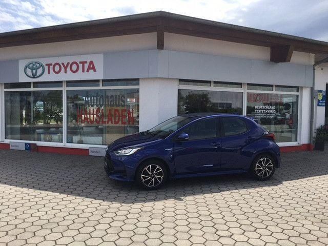 Blau Gebraucht 2021 Toyota Yaris Hybrid Team Kleinwagen | 16.400 € (Fairer Preis) - Bild 1/4