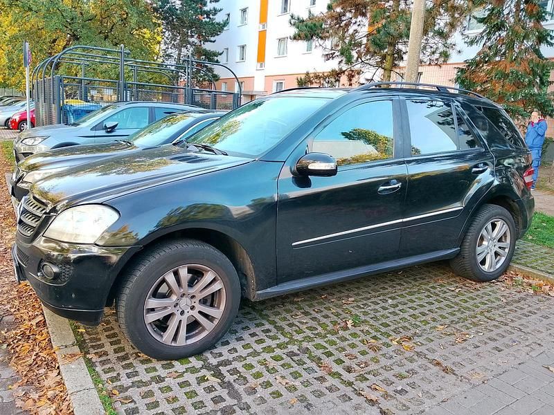 Schwarz Gebraucht 2007 Mercedes 320 SUV | 6.800 € - Bild 1/4