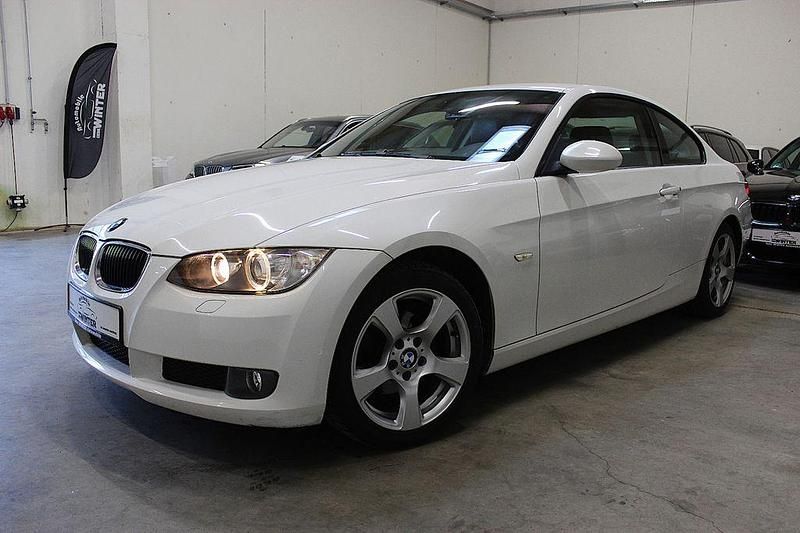 Weiß Gebraucht 2009 BMW 320 Sport Line Coupé | 9.399 € (Etwas zu teuer) - Bild 1/4