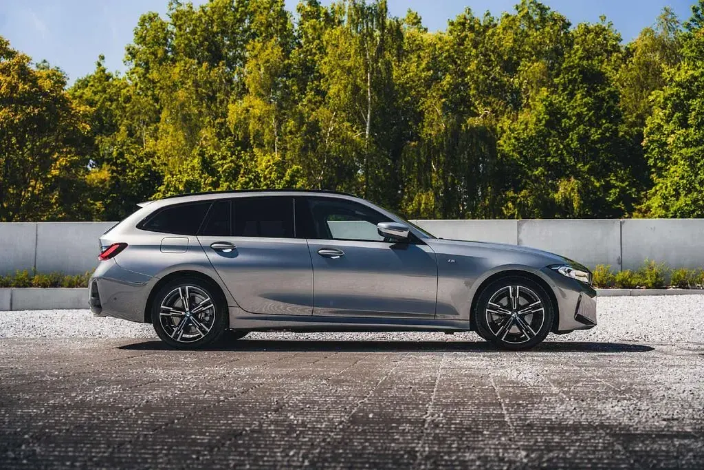 Gebraucht BMW 330e Performance 292 PS (214 kW) 2024 Grau Kombi