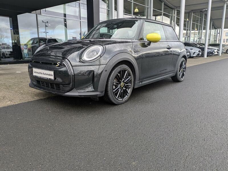 Gebraucht Mini Cooper SE 135 kW (184 PS) 2023 Midnight black metallic Kleinwagen