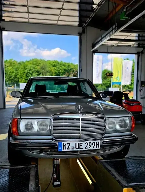 Gebraucht Mercedes 230 109 PS (80 kW) 1979 Silber