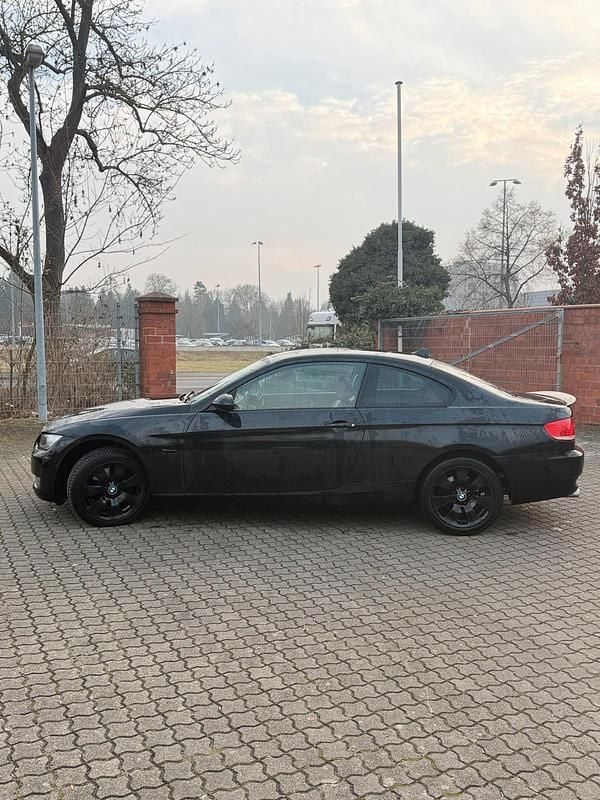 Gebraucht BMW 320 177 PS (130 kW) 2007 Schwarz Coupé