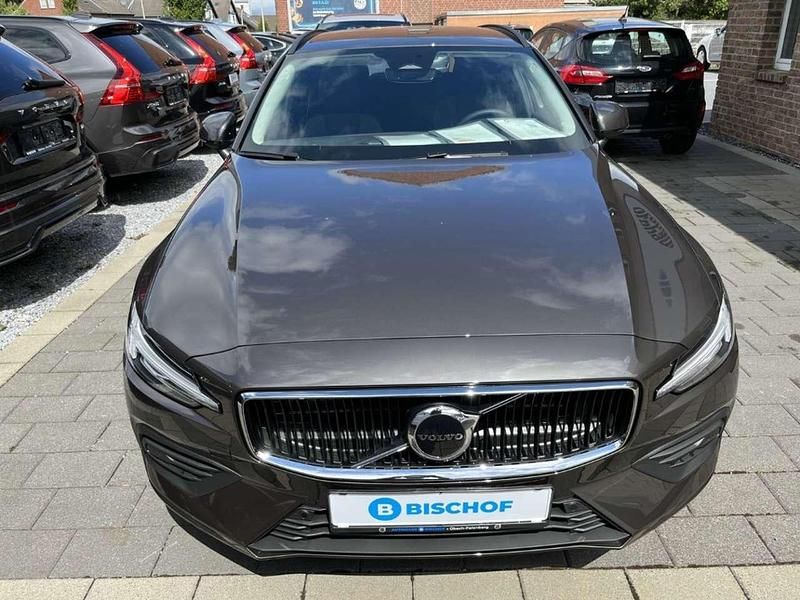 Gebraucht Volvo V60 Core 197 PS (144 kW) 2023 Grau (platinum grey / metallic) Kombi