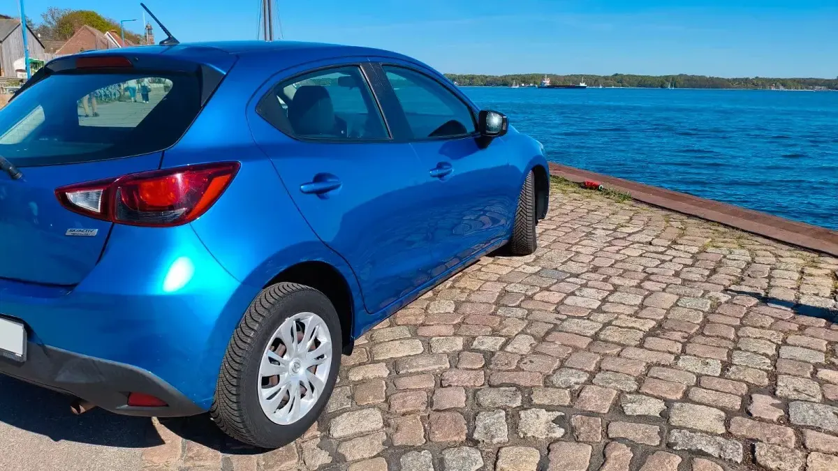 Używany Mazda 2 Center-Line 90 KM (66 kW) 2016 Niebieski Hatchback
