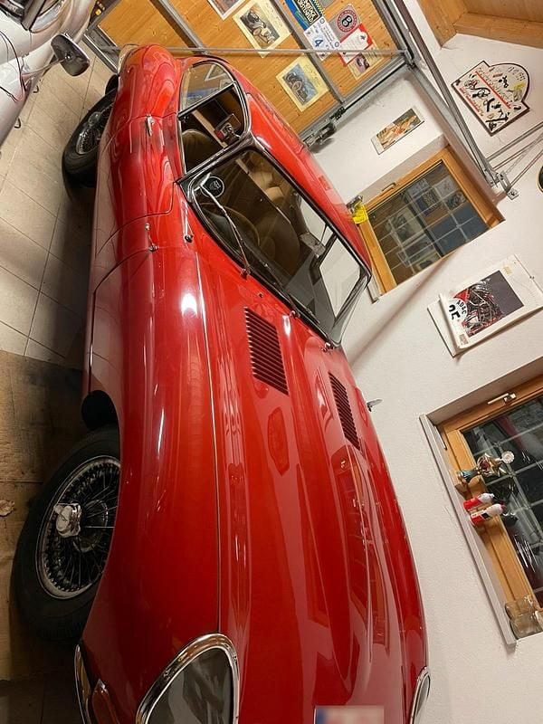 Begagnad Jaguar E-Type 210 HK (154 kW) 1963 Röd Sportkupé