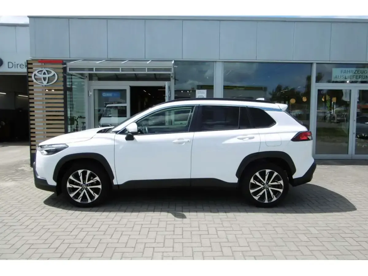 Gebraucht Toyota Corolla Cross Team 197 PS (144 kW) 2023 Super white 2 SUV